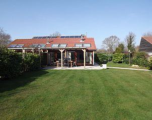 Ruime tuin bij Vakantiehuis Gortersmient 294 in De Dennen, Texel, ideaal voor ontspanning.