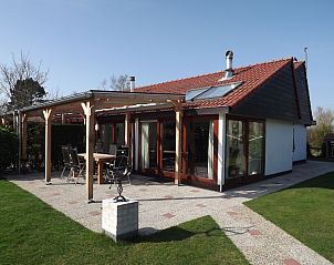 Gezellige zithoek op het terras van Vakantiehuis Gortersmient 294 in De Dennen, Texel.