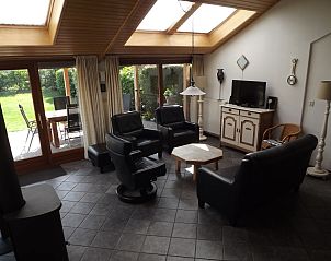 Comfortabele woonkamer in Vakantiehuis Gortersmient 294, De Dennen, Texel met veel lichtinval.