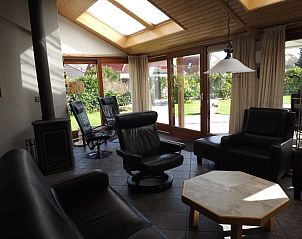 Lichte binnenruimte met moderne inrichting in Vakantiehuis Gortersmient 294, De Dennen, Texel.