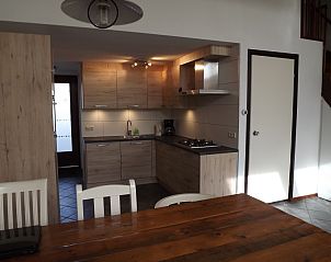 Moderne keuken met houten accenten in Vakantiehuis Gortersmient 294, De Dennen, Texel.