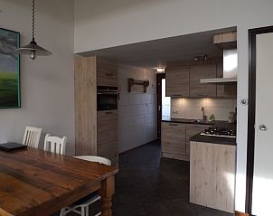 Eethoek naast keuken in Vakantiehuis Gortersmient 294, De Dennen, Texel, ideaal voor familiediners.