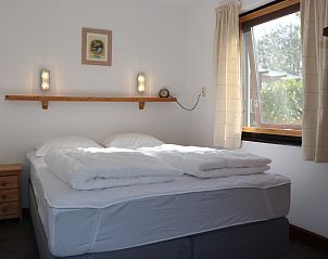 Rustgevende slaapkamer met groot raam in Vakantiehuis Gortersmient 294, De Dennen, Texel.