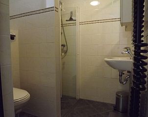 Moderne badkamer met douche in Vakantiehuis Gortersmient 294, De Dennen, Texel.