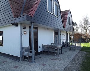 Buitenzitje bij de ingang van Vakantiehuis Gortersmient 294, De Dennen, Texel, voor gezellige avonden.