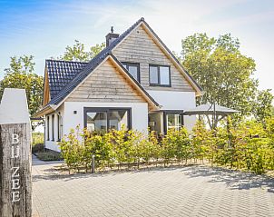 Bungalowpark 't Hoogelandt - Villa by the Sea in De Dennen, Texel with charming frontage and green surroundings.