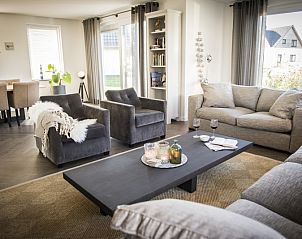 Bright living space in Villa by the Sea, Bungalowpark 't Hoogelandt, De Dennen, Texel with spacious sitting area and dining area.