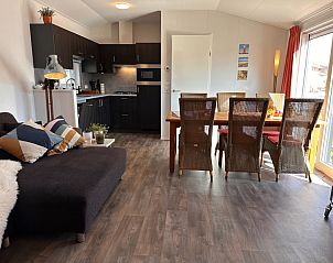 Vacation park de Bremakker - Bosveld 141, Texel, dining area with wooden table and wicker chairs, ideal for family.