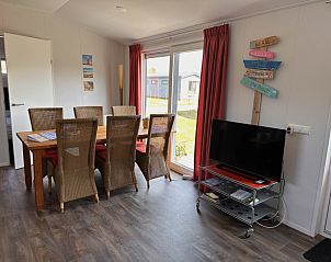 Vakantiepark de Bremakker - Bosveld 141, Texel, dining room overlooking the garden, ideal for relaxed meals.