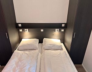 Vacation park de Bremakker - Bosveld 141, Texel, bedroom with modern decor and cozy atmosphere.