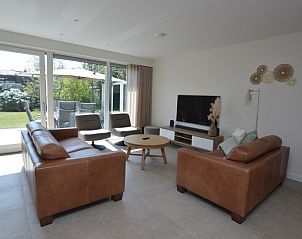 Lichte woonkamer met uitzicht op tuin bij Tempelierweg - Kogermient 18, De Dennen Texel.