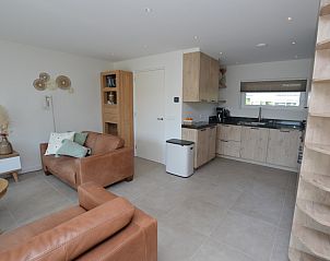 Compacte keuken en zithoek in Tempelierweg - Kogermient 18, De Dennen Texel, ideaal voor een ontspannen verblijf.