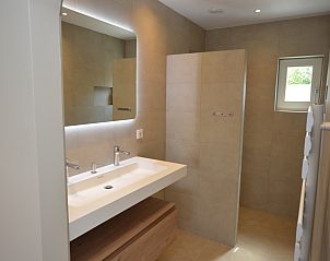 Luxe badkamer met inloopdouche in vakantiehuis Tempelierweg - Kogermient 18, De Dennen Texel.