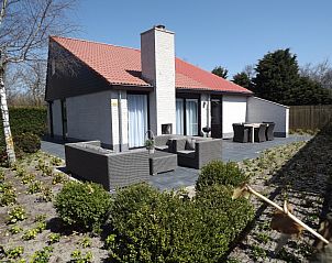 Auenbereich des Ferienhauses Gortersmient 320, De Dennen, Texel mit gemtlicher Sitzecke und Esstisch auf der Terrasse, ideal fr das Leben im Freien.