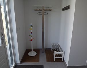 Eingang zum Ferienhaus Gortersmient 320, De Dennen, Texel mit praktischer Garderobe und Schuhablage, ideal fr einen organisierten Urlaub.