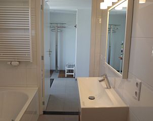 Stilvolles Badezimmer im Ferienhaus Gortersmient 320, De Dennen, Texel mit modernem Waschbecken und reichlich Stauraum.