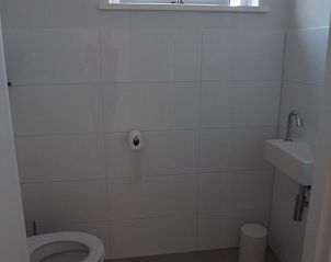 Kompakte Toilette im Ferienhaus Gortersmient 320, De Dennen, Texel mit schlichtem Design und natrlichem Licht, ideal fr Komfort.