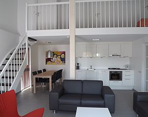 Stilvolles Wohnzimmer im Ferienhaus Gortersmient 320, De Dennen, Texel mit offener Kche und Essbereich, ideal fr Familientreffen.