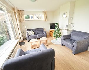 Gemtliches Wohnzimmer von 't Wambas in De Dennen, Texel, mit moderner Einrichtung.