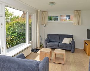 Helle Sitzecke im Ferienhaus 't Wambas, De Dennen, Texel zum Entspannen.