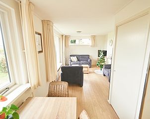 Gerumiges Wohnzimmer im Ferienhaus 't Wambas, De Dennen, Texel mit viel Licht.