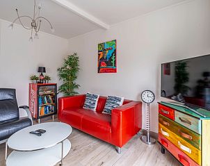 Indoor area of Bungalowpark 't Luwe Land - Texelfan, Texel. Comfortable seating area in De Dennen with unique decoration.