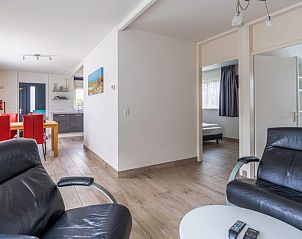 Open living room in Bungalowpark 't Luwe Land - Texelfan, De Dennen, Texel. Spacious layout with access to bedrooms.