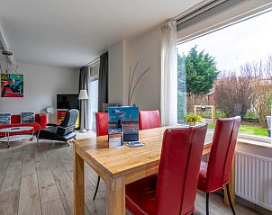 Dining area in Bungalowpark 't Luwe Land - Texelfan, Texel. Cozy room overlooking the garden in De Dennen.