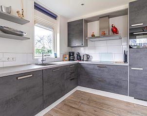 Modern kitchen in Bungalowpark 't Luwe Land - Texelfan, De Dennen, Texel. Fully equipped for a comfortable stay.
