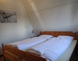 Schlafzimmer mit Doppelbett im Ferienhaus Gortersmient 348 in De Dennen Texel.