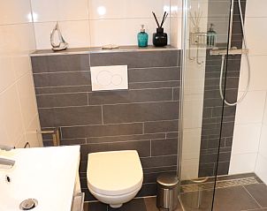 Modernes Badezimmer mit Dusche im Ferienhaus Gortersmient 348 in De Dennen Texel.