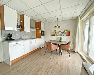 Stijlvolle keuken en eetruimte van Appartement Bos en Duin 19 in De Dennen, Texel met moderne faciliteiten en gezellige sfeer.