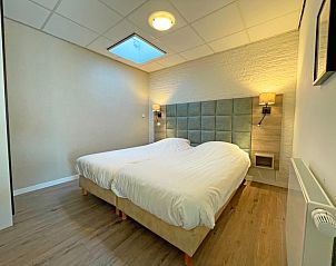 Slaapkamer van Appartement Bos en Duin 19 in De Dennen, Texel met comfortabele bedden en rustige ambiance.