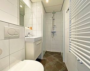 Moderne badkamer in Appartement Bos en Duin 19, De Dennen, Texel met stijlvolle inrichting en praktische voorzieningen.