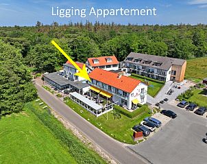 Luchtfoto van Appartement Bos en Duin 19 in De Dennen, Texel, gelegen tussen groene natuur en nabij het strand van de Waddeneilanden.