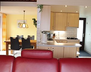 Gezellige keuken en eetruimte in Vakantiehuis Gortersmient 300, De Dennen, Texel. Perfect voor een familieverblijf op de Waddeneilanden.