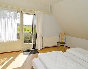 Lichte slaapkamer in De Mispel, Texel met balkon en prachtig uitzicht op de natuur van De Dennen.