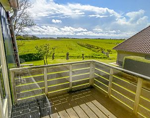 Balkon van De Mispel vakantiehuis, Texel met adembenemend uitzicht op de groene velden van De Dennen.