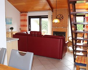 Ruime woonkamer met uitzicht op de tuin in Vakantiehuis Gortersmient 300, De Dennen, Texel. Geniet van Texels natuur op de Waddeneilanden.