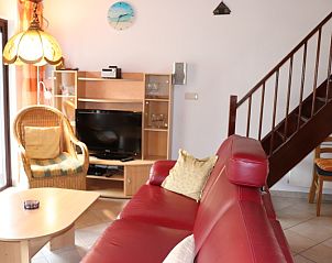 Knusse zithoek met televisie in Vakantiehuis Gortersmient 300, De Dennen, Texel. Ontspan in dit comfortabele vakantiehuis op de Waddeneilanden.