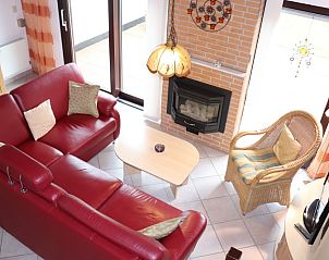 Luchtige woonkamer met open haard in Vakantiehuis Gortersmient 300, De Dennen, Texel. Geniet van comfort op de Waddeneilanden.