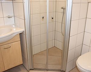Moderne badkamer met douche in Vakantiehuis Gortersmient 300, De Dennen, Texel. Comfortabele voorzieningen op de Waddeneilanden.