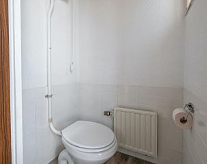 Practical bathroom in Langsteert vacation home, De Dennen, Texel, Wadden Islands.