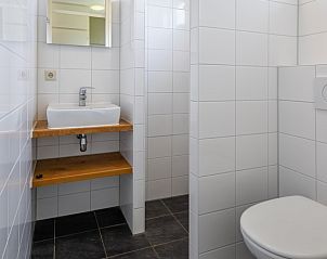 Fresh bathroom with toilet in Type 2 - 4 person vacation home in De Dennen, Texel, for comfort and hygiene.