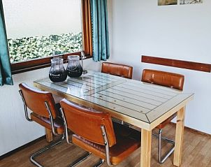 Eethoek in Vakantiepark De Koorn-aar - Chalet 102 type C, Texel, met glazen tafel en leren stoelen, De Dennen.