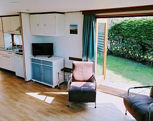 Vakantiepark De Koorn-aar - Chalet 102 type C, Texel, met open keuken en toegang tot de tuin, De Dennen.