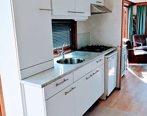 Moderne keuken in Vakantiepark De Koorn-aar - Chalet 102 type C, De Dennen, Texel, met alle gemakken voorzien.