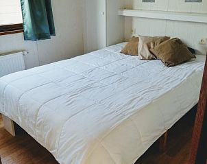 Slaapkamer met tweepersoonsbed in Vakantiepark De Koorn-aar - Chalet 102 type C, Texel, De Dennen.