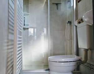 Badkamer met douche en toilet in Vakantiepark De Koorn-aar - Chalet 102 type C, De Dennen, Texel.