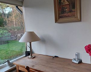 Werkplek met uitzicht op tuin in De Uithof vakantiehuis, De Dennen, Texel.